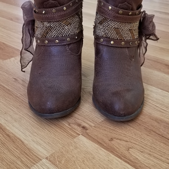 Boots - Picture 6 of 9